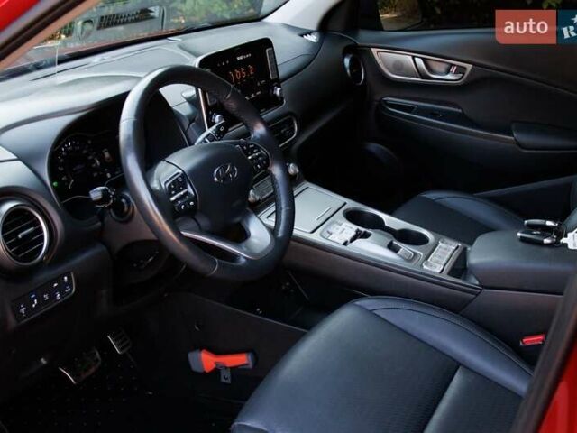 Красный Хендай Kona Electric, объемом двигателя 0 л и пробегом 89 тыс. км за 17950 $, фото 71 на Automoto.ua