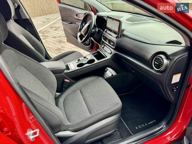 Красный Хендай Kona Electric, объемом двигателя 0 л и пробегом 100 тыс. км за 17900 $, фото 33 на Automoto.ua