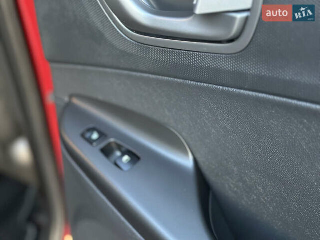 Красный Хендай Kona Electric, объемом двигателя 0 л и пробегом 99 тыс. км за 18350 $, фото 23 на Automoto.ua