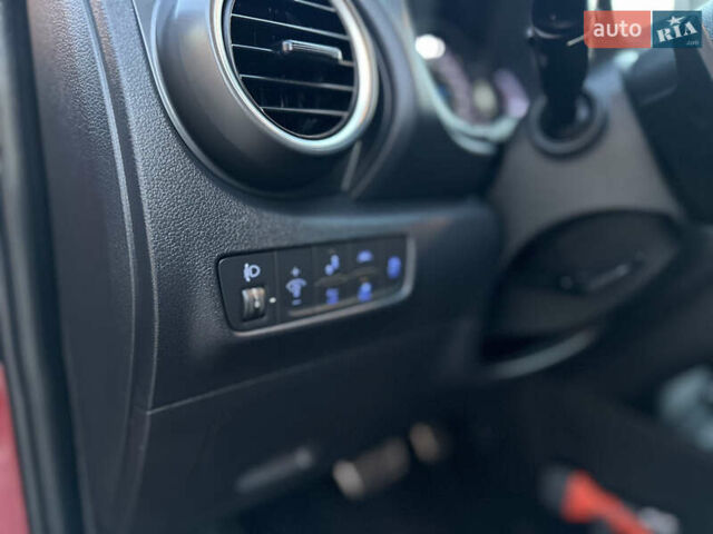Красный Хендай Kona Electric, объемом двигателя 0 л и пробегом 99 тыс. км за 18350 $, фото 13 на Automoto.ua
