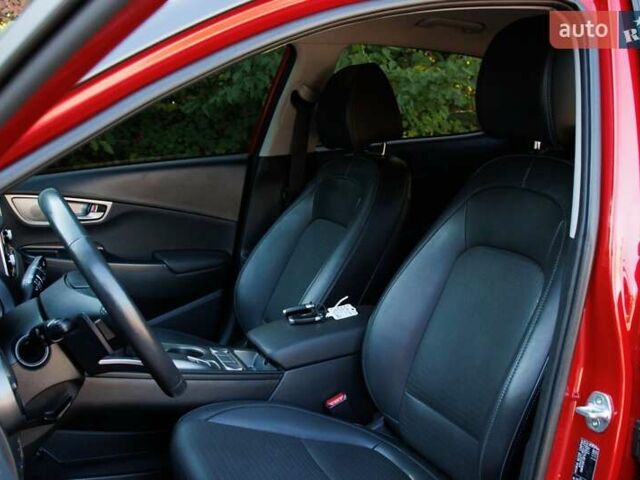 Красный Хендай Kona Electric, объемом двигателя 0 л и пробегом 89 тыс. км за 17950 $, фото 72 на Automoto.ua