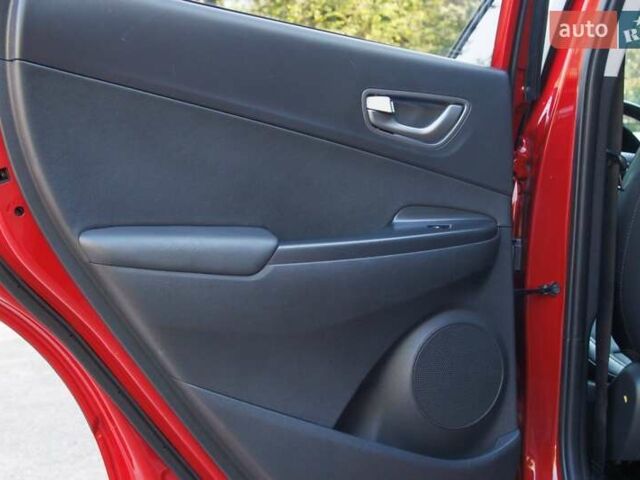 Красный Хендай Kona Electric, объемом двигателя 0 л и пробегом 89 тыс. км за 17950 $, фото 89 на Automoto.ua