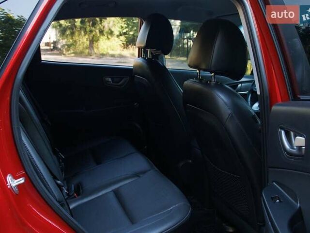 Красный Хендай Kona Electric, объемом двигателя 0 л и пробегом 89 тыс. км за 17950 $, фото 86 на Automoto.ua