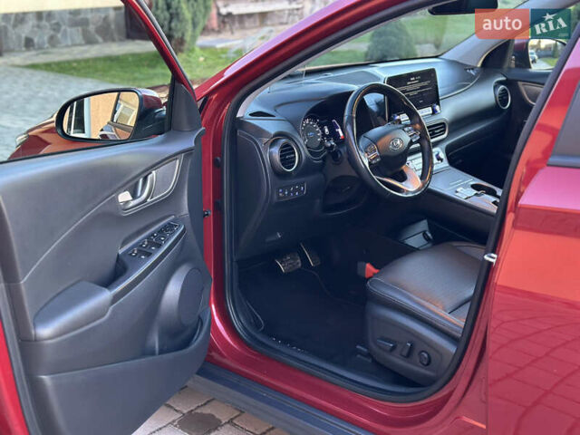 Красный Хендай Kona Electric, объемом двигателя 0 л и пробегом 99 тыс. км за 18350 $, фото 10 на Automoto.ua
