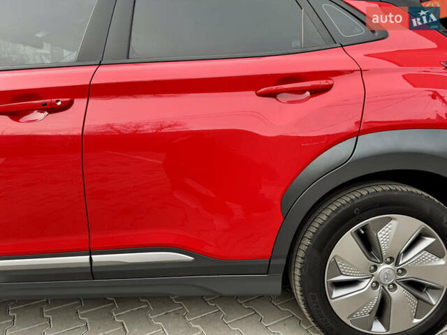 Красный Хендай Kona Electric, объемом двигателя 0 л и пробегом 100 тыс. км за 17900 $, фото 25 на Automoto.ua