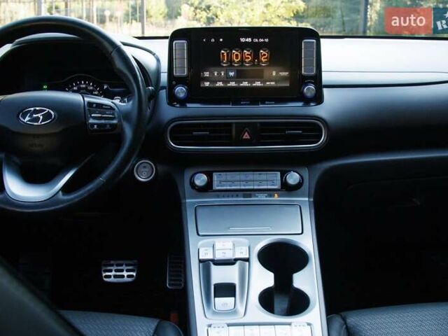 Красный Хендай Kona Electric, объемом двигателя 0 л и пробегом 89 тыс. км за 17950 $, фото 84 на Automoto.ua