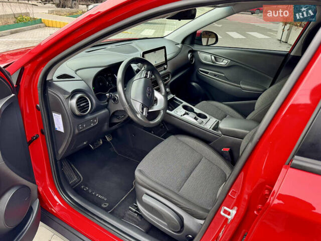 Красный Хендай Kona Electric, объемом двигателя 0 л и пробегом 100 тыс. км за 17900 $, фото 27 на Automoto.ua