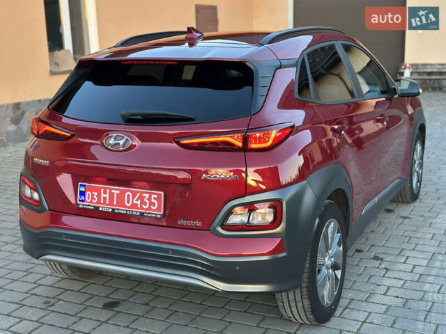 Красный Хендай Kona Electric, объемом двигателя 0 л и пробегом 99 тыс. км за 18350 $, фото 2 на Automoto.ua