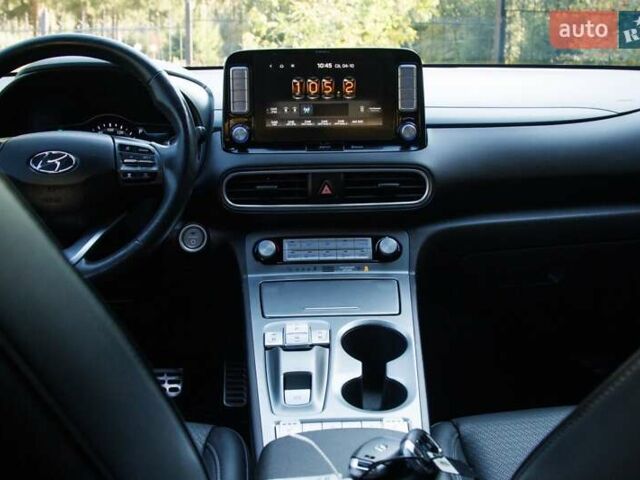 Красный Хендай Kona Electric, объемом двигателя 0 л и пробегом 89 тыс. км за 17950 $, фото 83 на Automoto.ua