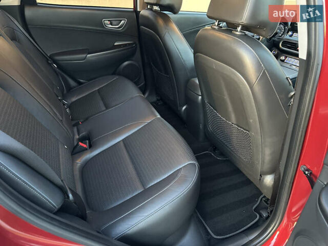 Красный Хендай Kona Electric, объемом двигателя 0 л и пробегом 99 тыс. км за 18350 $, фото 24 на Automoto.ua