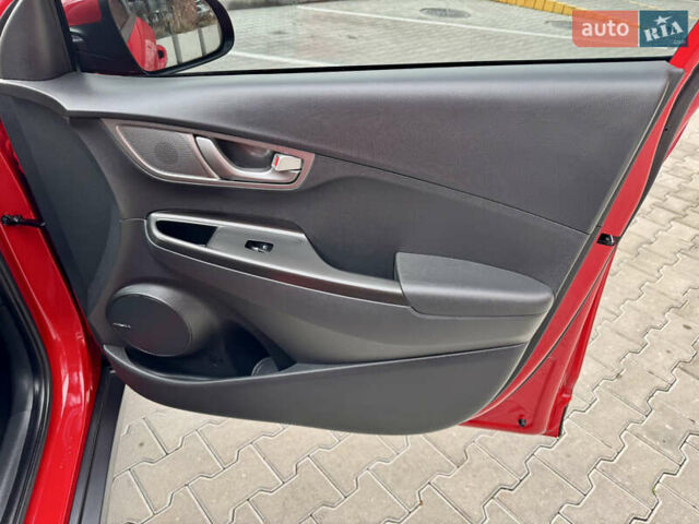 Красный Хендай Kona Electric, объемом двигателя 0 л и пробегом 100 тыс. км за 17900 $, фото 35 на Automoto.ua