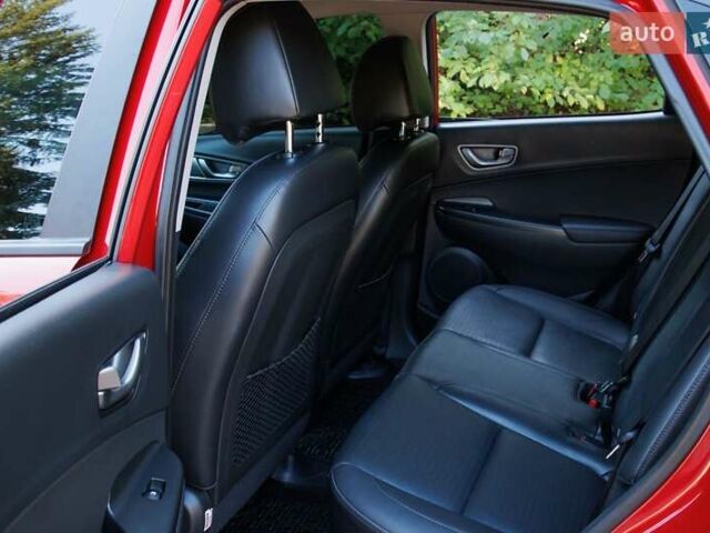 Красный Хендай Kona Electric, объемом двигателя 0 л и пробегом 89 тыс. км за 17950 $, фото 90 на Automoto.ua