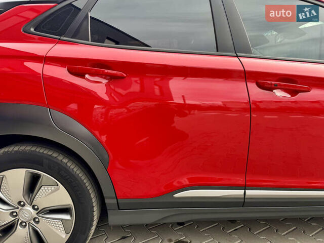 Красный Хендай Kona Electric, объемом двигателя 0 л и пробегом 100 тыс. км за 17900 $, фото 20 на Automoto.ua