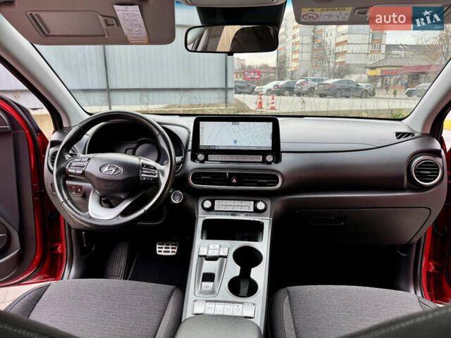 Красный Хендай Kona Electric, объемом двигателя 0 л и пробегом 100 тыс. км за 17900 $, фото 37 на Automoto.ua