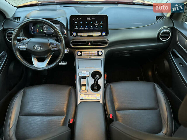 Красный Хендай Kona Electric, объемом двигателя 0 л и пробегом 99 тыс. км за 18350 $, фото 29 на Automoto.ua