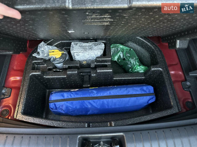 Красный Хендай Kona Electric, объемом двигателя 0 л и пробегом 99 тыс. км за 18350 $, фото 21 на Automoto.ua