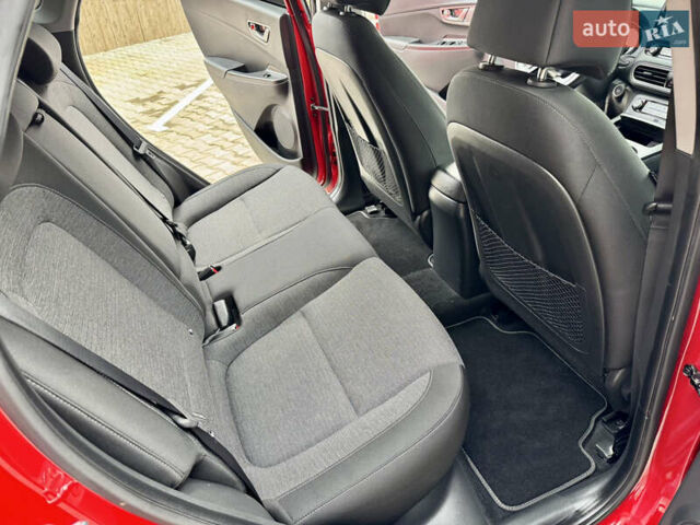 Красный Хендай Kona Electric, объемом двигателя 0 л и пробегом 100 тыс. км за 17900 $, фото 32 на Automoto.ua