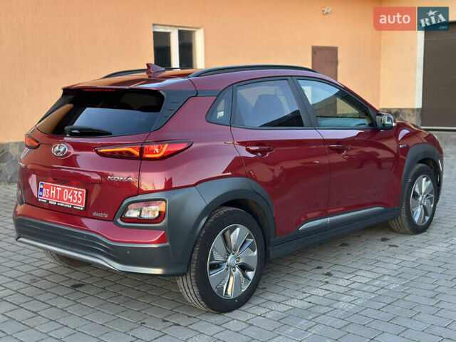 Красный Хендай Kona Electric, объемом двигателя 0 л и пробегом 99 тыс. км за 18350 $, фото 4 на Automoto.ua