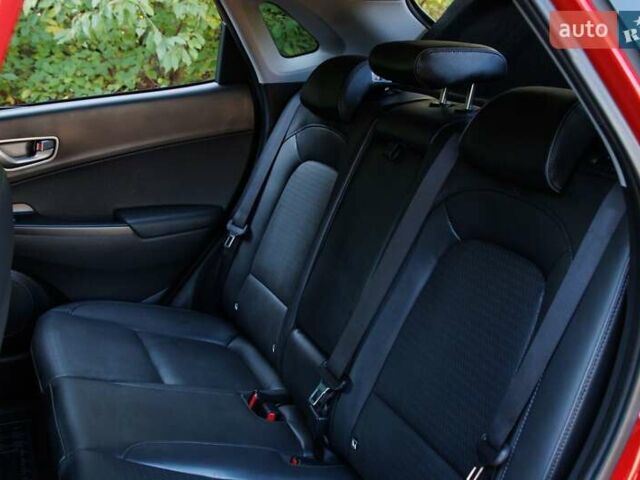 Красный Хендай Kona Electric, объемом двигателя 0 л и пробегом 89 тыс. км за 17950 $, фото 91 на Automoto.ua