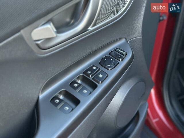 Красный Хендай Kona Electric, объемом двигателя 0 л и пробегом 99 тыс. км за 18350 $, фото 11 на Automoto.ua