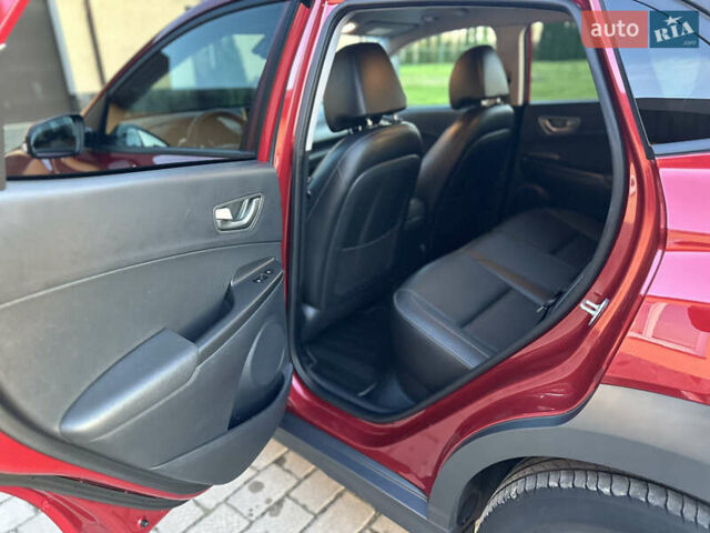 Красный Хендай Kona Electric, объемом двигателя 0 л и пробегом 99 тыс. км за 18350 $, фото 18 на Automoto.ua