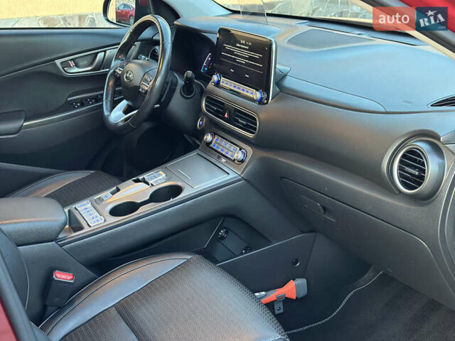 Красный Хендай Kona Electric, объемом двигателя 0 л и пробегом 99 тыс. км за 18350 $, фото 28 на Automoto.ua