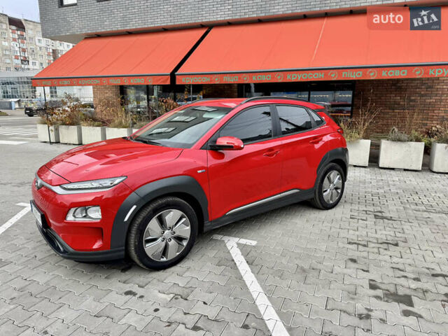 Красный Хендай Kona Electric, объемом двигателя 0 л и пробегом 100 тыс. км за 17900 $, фото 2 на Automoto.ua