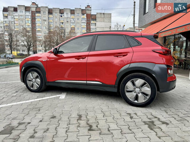 Красный Хендай Kona Electric, объемом двигателя 0 л и пробегом 100 тыс. км за 17900 $, фото 3 на Automoto.ua