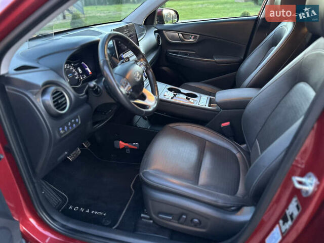 Красный Хендай Kona Electric, объемом двигателя 0 л и пробегом 99 тыс. км за 18350 $, фото 12 на Automoto.ua