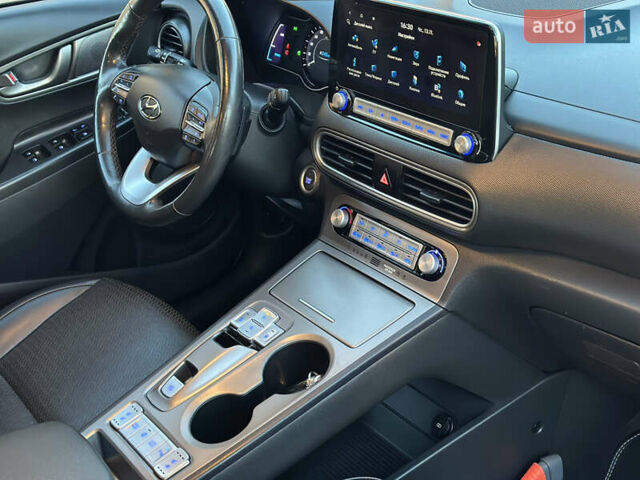 Красный Хендай Kona Electric, объемом двигателя 0 л и пробегом 99 тыс. км за 18350 $, фото 27 на Automoto.ua