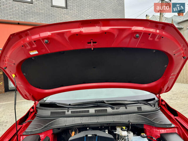 Красный Хендай Kona Electric, объемом двигателя 0 л и пробегом 100 тыс. км за 17900 $, фото 51 на Automoto.ua