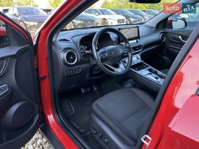 Красный Хендай Kona Electric, объемом двигателя 0 л и пробегом 105 тыс. км за 20200 $, фото 1 на Automoto.ua