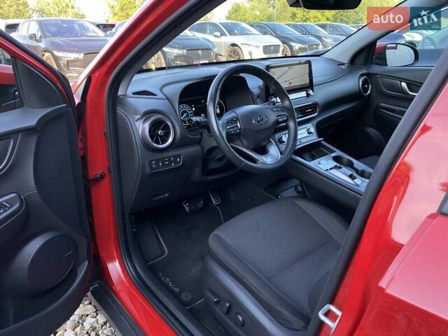 Красный Хендай Kona Electric, объемом двигателя 0 л и пробегом 105 тыс. км за 20200 $, фото 27 на Automoto.ua