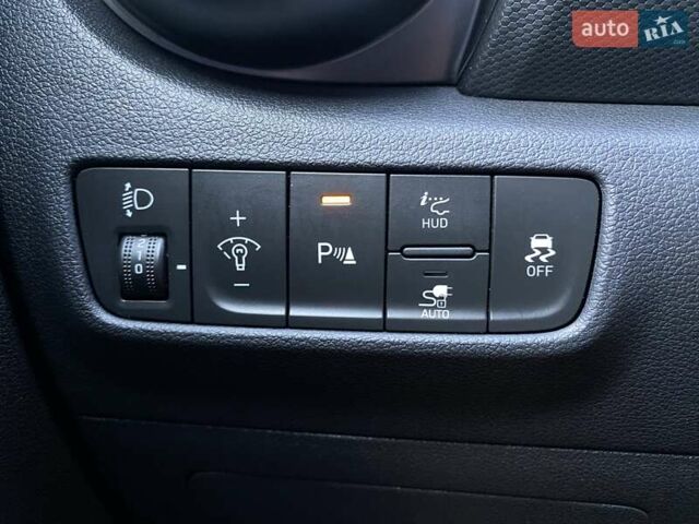 Красный Хендай Kona Electric, объемом двигателя 0 л и пробегом 105 тыс. км за 20500 $, фото 31 на Automoto.ua