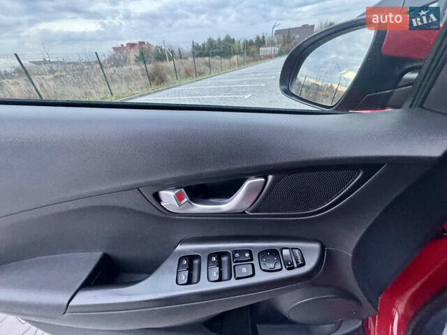 Красный Хендай Kona Electric, объемом двигателя 0 л и пробегом 161 тыс. км за 17999 $, фото 30 на Automoto.ua