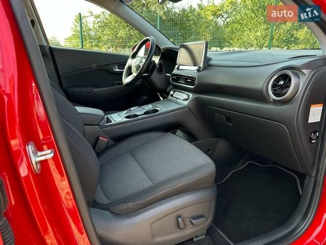 Красный Хендай Kona Electric, объемом двигателя 0 л и пробегом 113 тыс. км за 19900 $, фото 74 на Automoto.ua