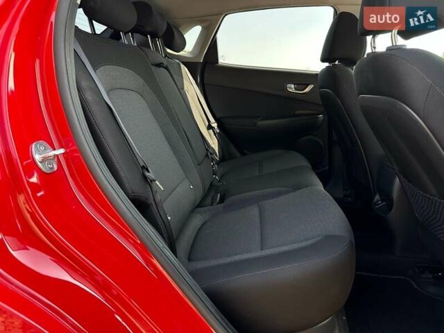 Красный Хендай Kona Electric, объемом двигателя 0 л и пробегом 113 тыс. км за 19900 $, фото 67 на Automoto.ua