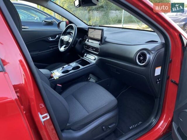 Красный Хендай Kona Electric, объемом двигателя 0 л и пробегом 105 тыс. км за 20500 $, фото 71 на Automoto.ua