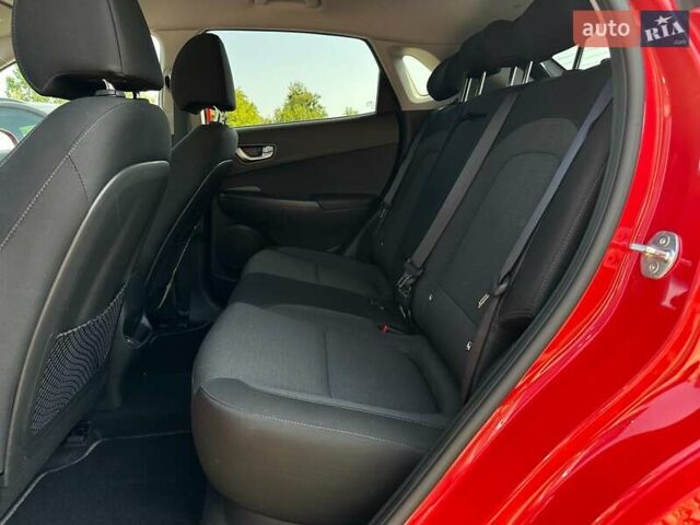 Красный Хендай Kona Electric, объемом двигателя 0 л и пробегом 113 тыс. км за 19900 $, фото 63 на Automoto.ua