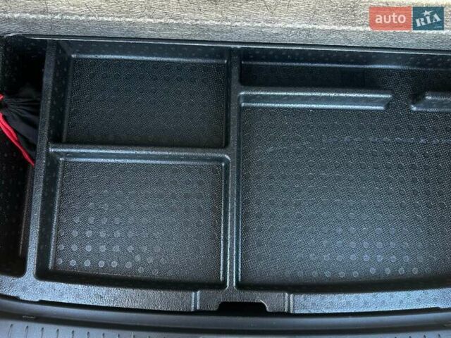 Красный Хендай Kona Electric, объемом двигателя 0 л и пробегом 86 тыс. км за 20600 $, фото 60 на Automoto.ua