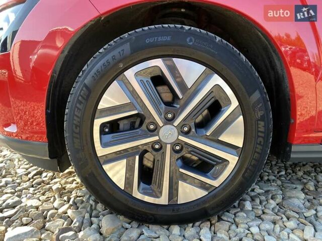 Красный Хендай Kona Electric, объемом двигателя 0 л и пробегом 105 тыс. км за 20500 $, фото 21 на Automoto.ua