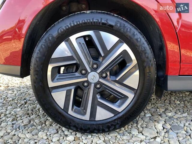Красный Хендай Kona Electric, объемом двигателя 0 л и пробегом 105 тыс. км за 20500 $, фото 23 на Automoto.ua