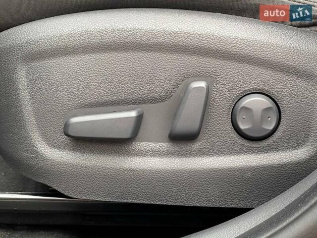 Красный Хендай Kona Electric, объемом двигателя 0 л и пробегом 67 тыс. км за 19999 $, фото 22 на Automoto.ua