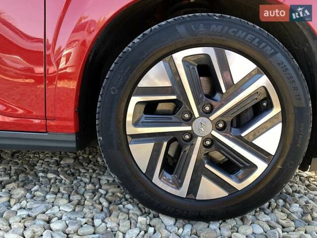 Красный Хендай Kona Electric, объемом двигателя 0 л и пробегом 105 тыс. км за 20500 $, фото 24 на Automoto.ua