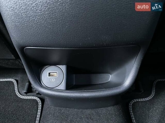 Красный Хендай Kona Electric, объемом двигателя 0 л и пробегом 105 тыс. км за 20200 $, фото 62 на Automoto.ua