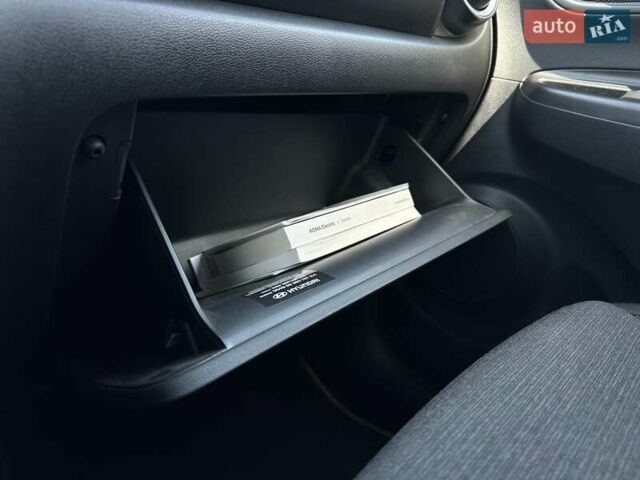 Красный Хендай Kona Electric, объемом двигателя 0 л и пробегом 113 тыс. км за 19900 $, фото 57 на Automoto.ua