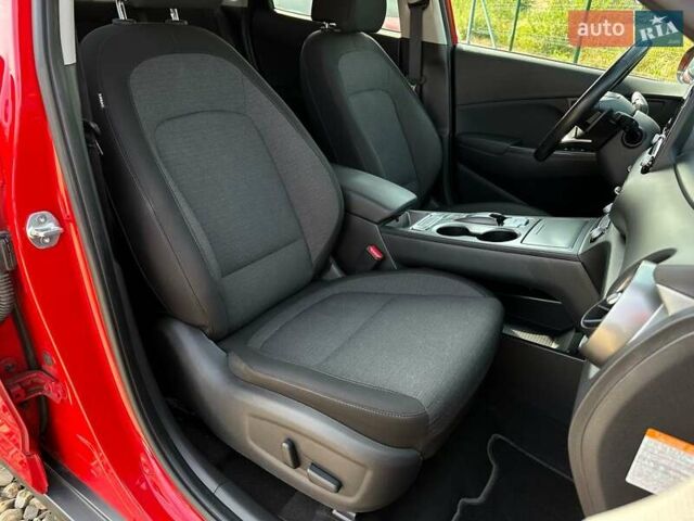 Красный Хендай Kona Electric, объемом двигателя 0 л и пробегом 113 тыс. км за 19900 $, фото 75 на Automoto.ua