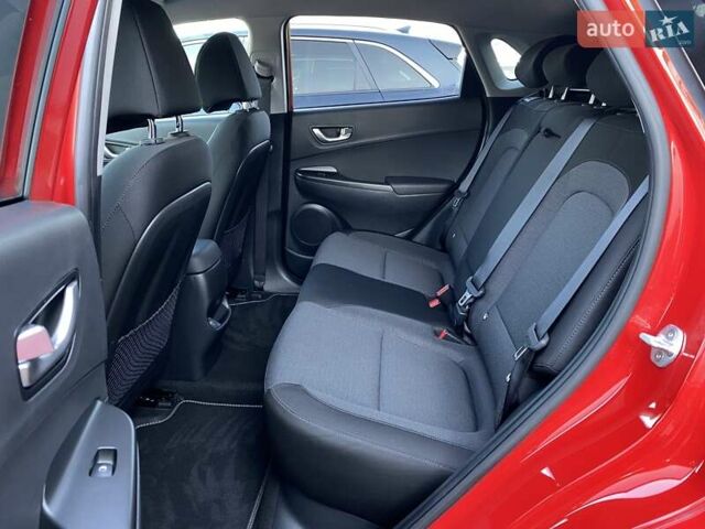 Красный Хендай Kona Electric, объемом двигателя 0 л и пробегом 105 тыс. км за 20500 $, фото 61 на Automoto.ua