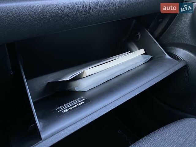 Красный Хендай Kona Electric, объемом двигателя 0 л и пробегом 105 тыс. км за 20500 $, фото 46 на Automoto.ua