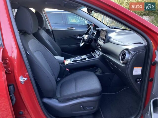 Красный Хендай Kona Electric, объемом двигателя 0 л и пробегом 105 тыс. км за 20500 $, фото 70 на Automoto.ua